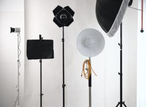 Studio fotografico per servizi fotografici. Quattro flash con modificatori su fondale bianco. 